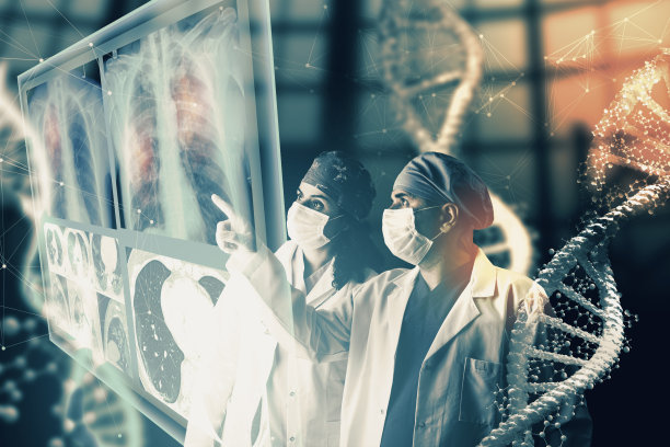 医生从事创新技术和医学研究图片下载