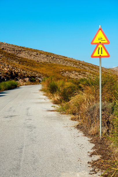 希腊山路上的交通警告标志图片下载