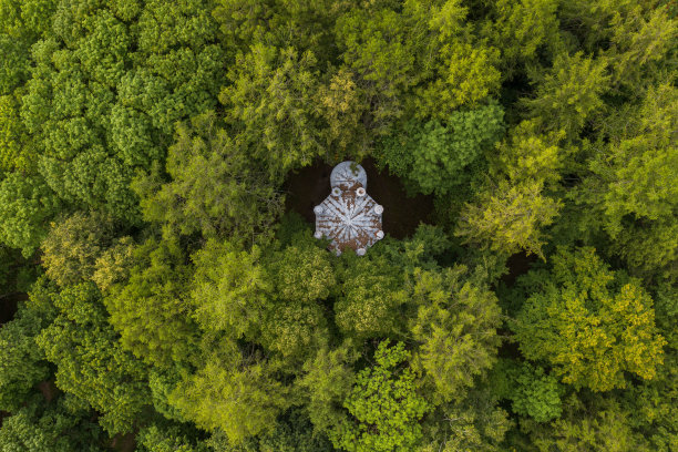 塔屋顶的无人机视图在中间的pf屋顶雨棚图片下载