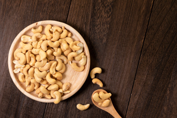 腰果照片上的木纹烘焙板图片下载