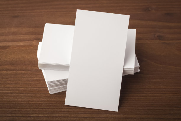 一张木桌上的空白名片模板图片下载