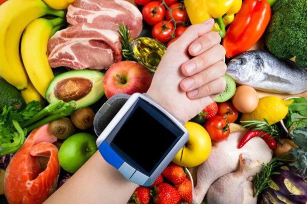 研究背景:控制血压的健康食品。新鲜蔬菜，水果，鱼和浆果。健康饮食与健康生活理念图片下载