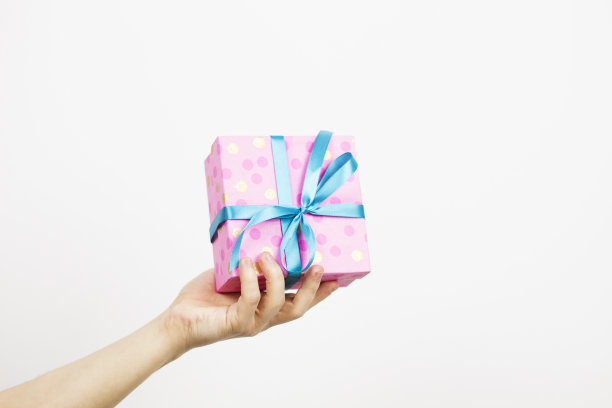 手握彩色礼品盒隔离，复制空间图片下载