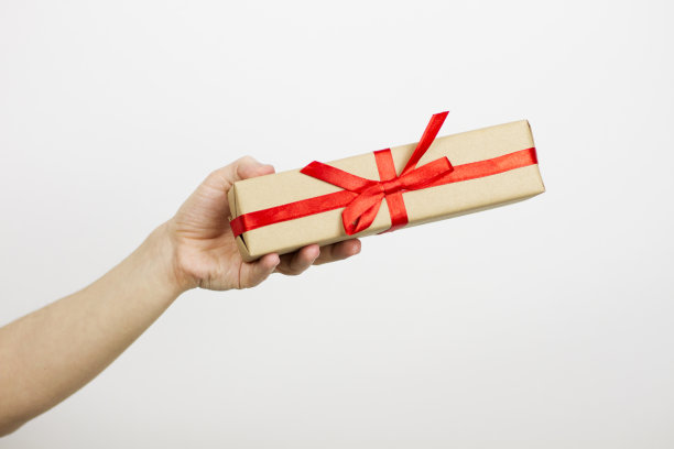 手持礼品盒与红丝带隔离，复制空间，模拟图片下载