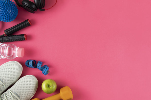 运动设备和配件鞋子哑铃在粉红色的背景图片下载