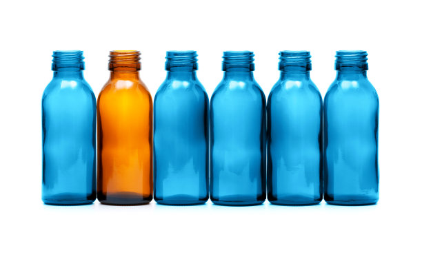 白色背景上孤立的空药瓶图片下载