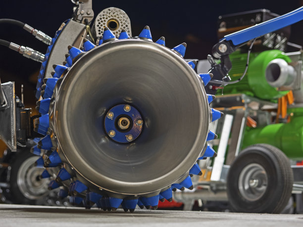 来自棒状割草机的钉轮，Noppenrad eines Balkenmähers图片下载