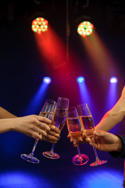 人们在酒吧或赌场里喝着香槟玩得很开心图片下载
