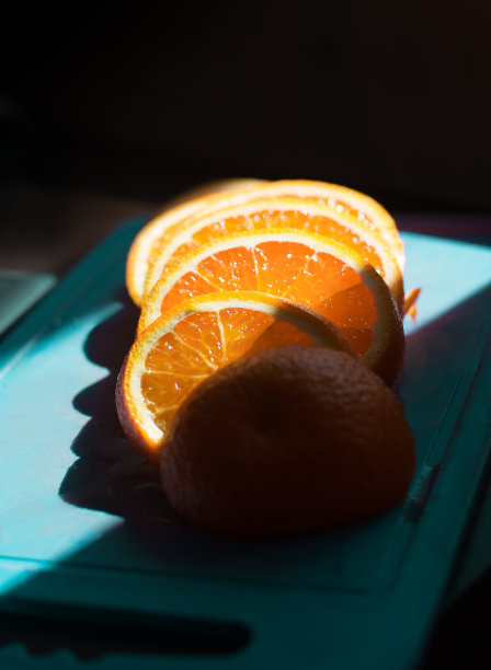 橘片和褪色在桌上图片下载