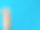 手戴塑料手套，三根手指放在蓝色背景上图片下载