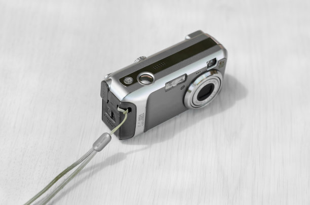 旧的数码相机。这个小照相机是银色的。图片下载