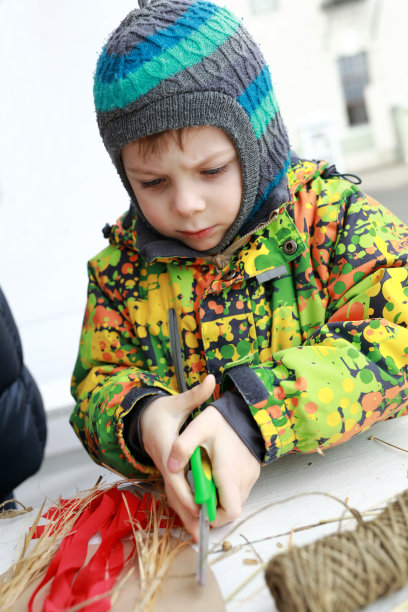 孩子做纸板工艺品图片下载