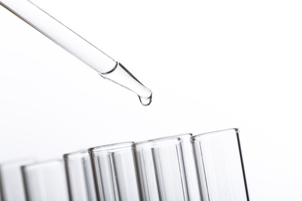 液滴式移液管和科学实验室的试管在研究实验室中。对病毒或疫苗的研究图片下载