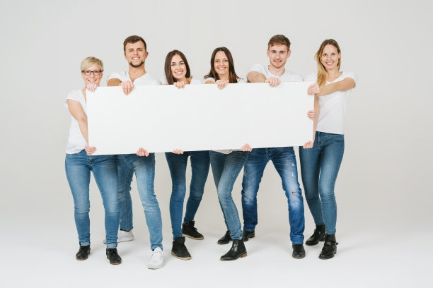 一群快乐的人举着全景横幅图片下载