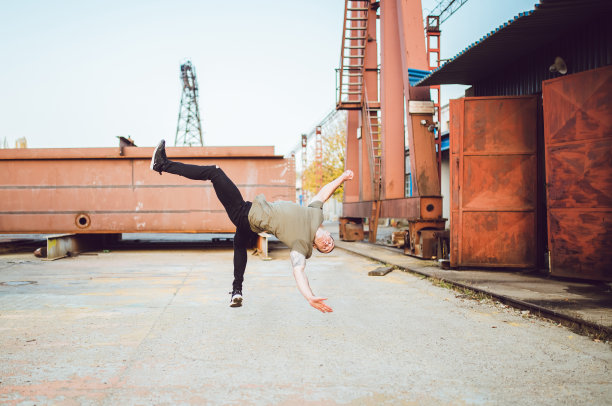 展示杂技技巧的运动员图片下载