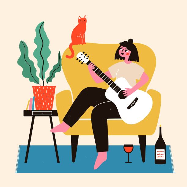 快乐的年轻女子在弹白色原声吉他。可爱的姜猫，大植物，书，酒瓶和玻璃杯。图片下载