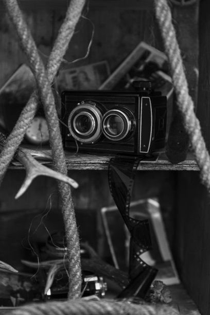 老式胶卷相机和旧照片放在旧木箱里图片下载