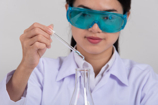 亚洲女科学家用试管在临床实验室做研究，科学和化学概念，医学技术人员图片下载