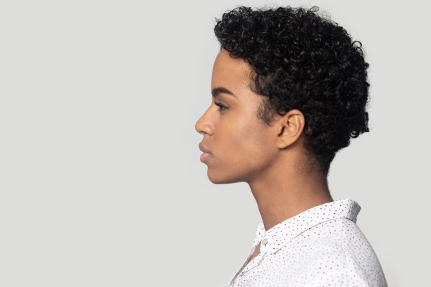 非洲妇女侧面特写脸孤立在灰色背景图片下载