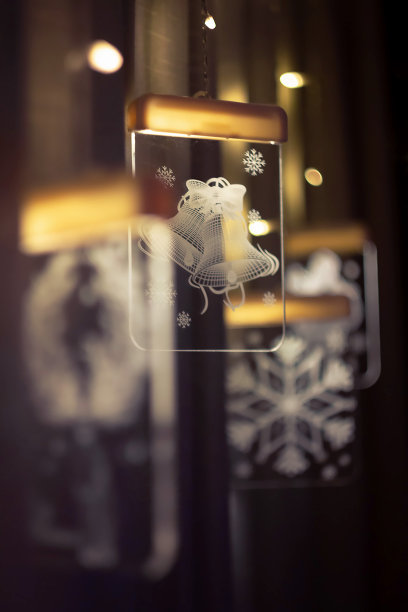 不寻常的垂饰发光花环与圣诞主题的雪花。用来装饰圣诞节和新年的家和窗户。图片下载