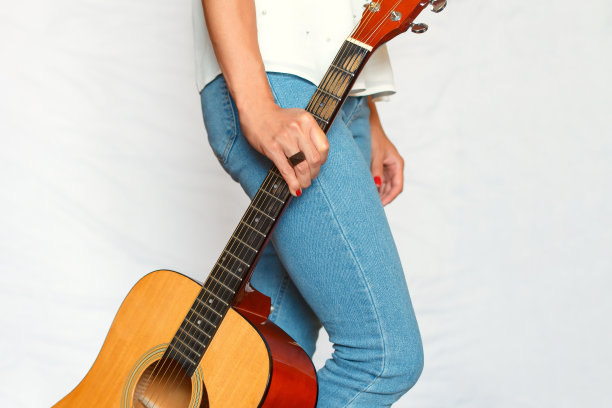 一个拿着吉他脖子的女孩的手图片下载