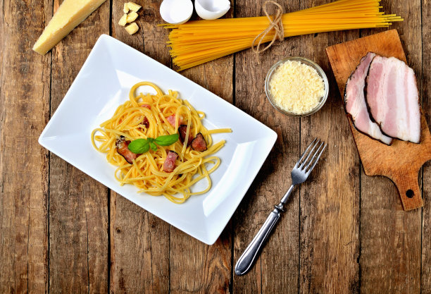 俯视图意大利通心粉，培根，帕尔马干酪，鸡蛋。意大利面真主安拉的第一。图片下载