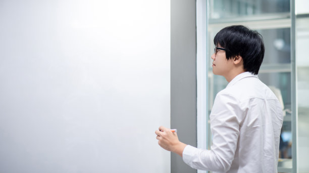 亚裔教师在白板上写字图片下载