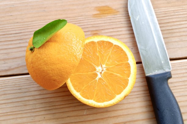 橙子用刀切成块，适合健康食用，含有维生素C。图片下载