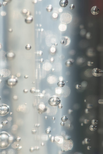 选择性聚焦拍摄了一个发光和彩虹色泡泡的抽象背景。模糊的背景。Vertival照片图片下载