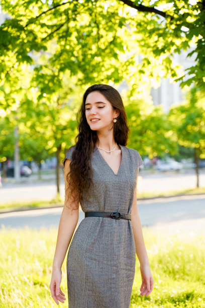 新冠肺炎隔离期间，年轻白种女孩未戴医用口罩和手套上街。看左边的漂亮女人的生活方式。旅行社垂直图片广告图片下载