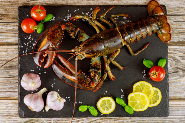 黑板上的生鲜龙虾配上香料和蔬菜。图片下载