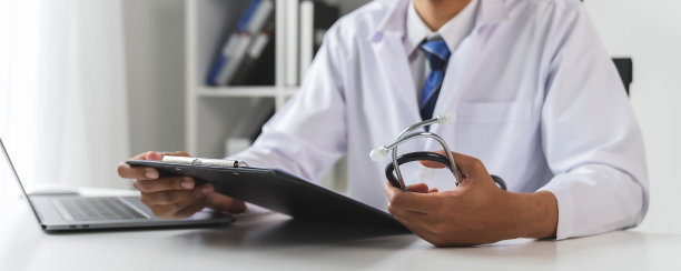 医生拿着病人报告文件在桌子上评估症状。图片下载