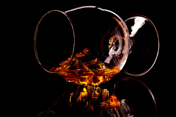 威士忌与冰在玻璃孤立的黑色背景图片下载