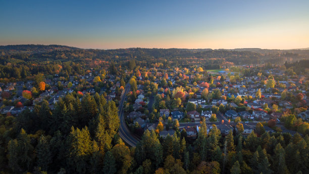 秋天的色彩接管了一个城市社区图片下载