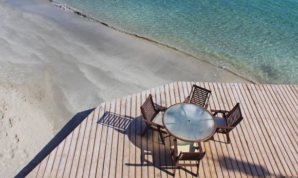 埃及海边木地板上的桌椅图片下载