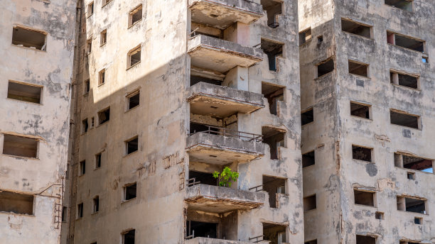 古巴哈瓦那。废弃的建筑物，处于先进的腐朽状态。图片下载