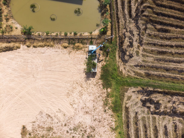 亚洲工人与升降机卡车图片下载