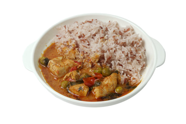 泰式咖喱鸡与有机糙米分离在白色的背景图片下载