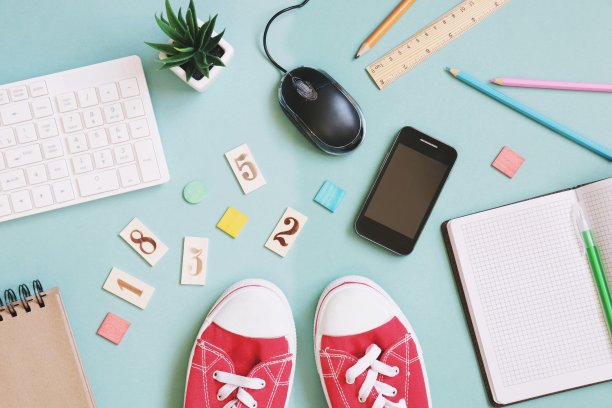 在线教育平铺照片。远程学习的概念。电脑，智能手机，文具和红色刑警鞋图片下载