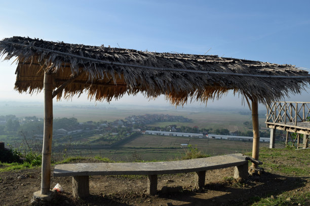 在山顶上的小屋图片下载