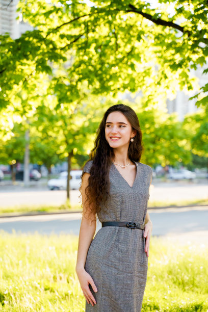 新冠肺炎隔离期间，年轻白种女孩未戴医用口罩和手套上街。看左边的漂亮女人的生活方式。旅行社垂直图片广告图片下载