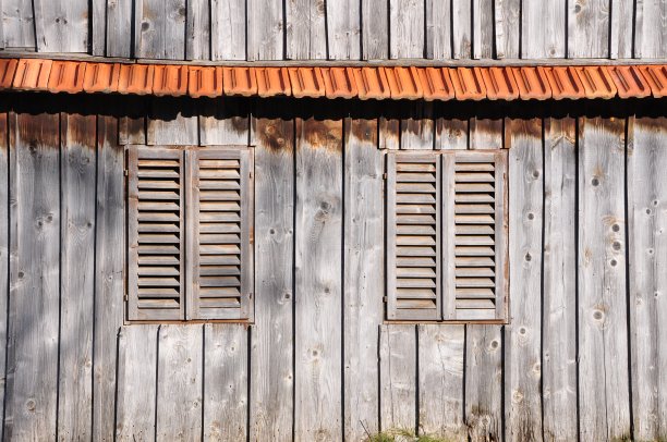 由带有两个木制百叶窗的木板制成的房子图片下载