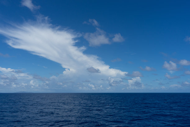 蓝色热带海洋上空白云的照片图片下载