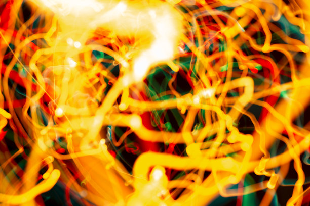 圣诞灯在模糊的焦点和运动长曝光照片。抽象的背景。涡流效应。新年，电力能源，LED，科幻，霓虹灯，魔术，商业或电力概念照片。图片下载