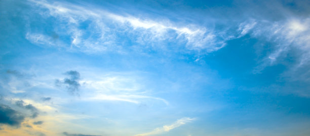 全景照片明媚的春天日落与蓝天图片下载