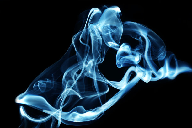 黑色背景上的彩色烟雾图片下载