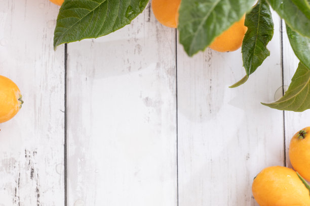 近距离观察在家中收获的枇杷图片下载