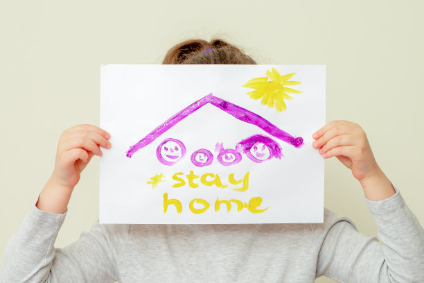 孩子拿着一张全家福。图片下载