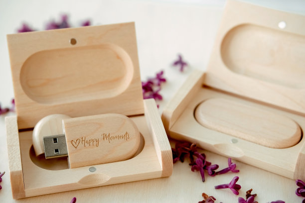 木制的棕色usb闪存驱动器与盒子与文字与淡紫色花瓣在白色的背景，数据存储，美丽的反馈给客户图片下载