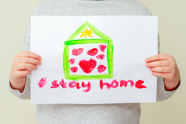 孩子拿着房子的照片。图片下载